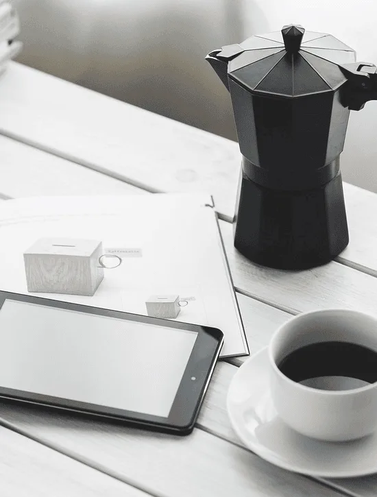 Header-Creaputity (1) Tablet liegt auf Tisch mit Expressomaschine daneben